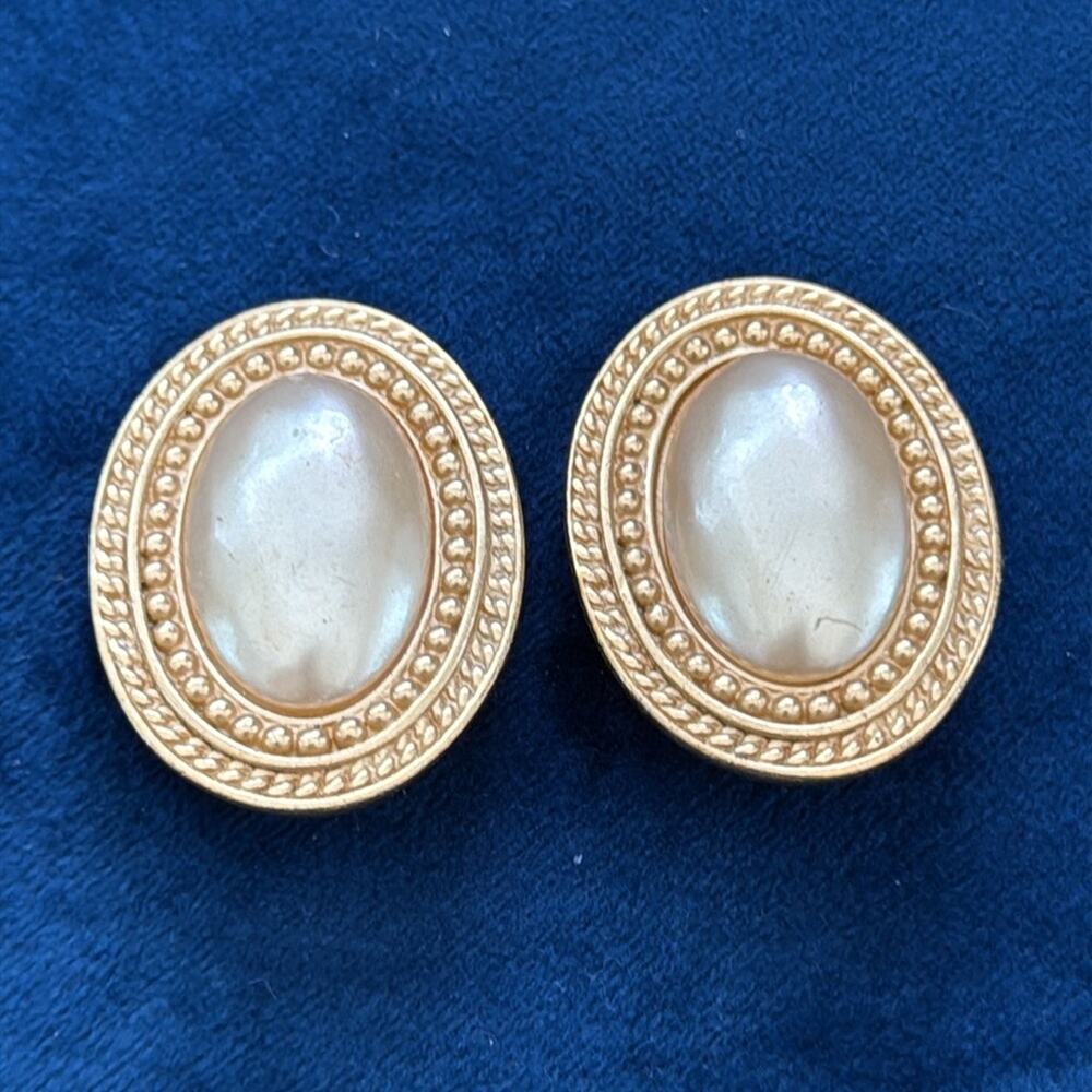 Vintage Carolee Signed Gold Tone Faux Pearly Center Clip On